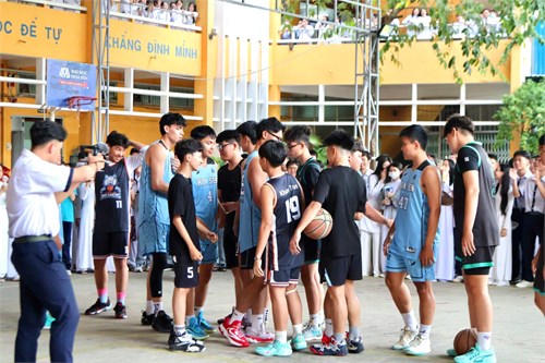 Giao lưu bóng rổ giữa trường Đại học Hoa Sen và trường THPT Ten Lơ Man